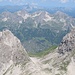 Jenseits der Großen Steinscharte sind die Rappenseehütte und die Berge des Mindelheimer Klettersteiges sichtbar.