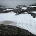 Hier gehts rauf, zwischen den zahlreichen Bächen - über diverse Schneefelder. Rechts oben eine Wetterstation (oder Gletschermessstation?).