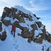Stefan nähert sich dem Gipfel, der direkt über die Felsstufe erklettert wird (II)