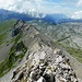 Im Abstieg auf dem Westgrat - Blick auf den langen Grat der Chilchberge, den es noch zu überschreiten gilt.