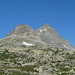 Unser Ziele: Im Vordergrund der Chavagl da Polaschin 2830 m und im Hintergrund mit Gipfelkreuz der Piz Polaschin 3013 m   