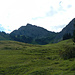 Das Breithorn vor der Nase gehts über die Alpweiden zur Steris Alpe.