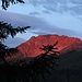 ..... zauberte die aufgehende Sonne dieses knallige Rot auf die gegenüberliegenden Bergflanken.