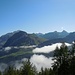 Über der Jagdhütte weitet sich der Blick in die Berchtesgadener Alpen. Vorne der Hochkranz