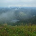 Der wolkenumwobene Feldsee vom Seebuck aus gesehen. Oberhalb des Sees führt ein Steig in ca. 1300m Höhe in der Flanke entlang, mit welchem man die Feldbergbesteigung zu einer längeren Rundtour verbinden kann