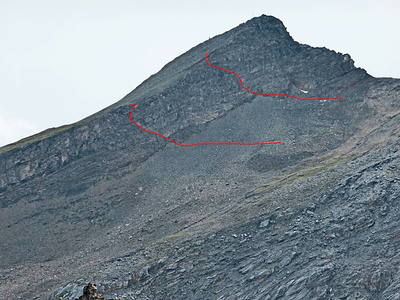 Aufstiegsrouten von Norden auf den Felskopf des Felsberger Calanda. Eine noch schwierigere, direkte Route führt über den Nordostgrat (rechts).