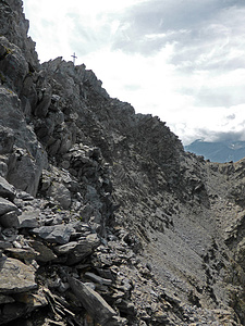 Napoleon-Haldensteiner Calanda: An den Gipfelfelsen des Haldensteiner Calanda. Unten eine Wegspur zur grossräumigen Umgehung der IIIer Kletterei.
