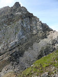 Rossfallenspitz-Napoleon: Abstieg P. 2640 in die Luggen. Bereits kommt das Schuttband mit den Spuren vom Nord- auf den Nordwestgrat von P. 2702 ins Blickfeld.