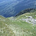 l'alpe Porcaresc e sul versante della montagna a destra, passa il sentiero per l'Alpe Arena