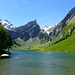 Eines der beliebtesten Fotomotive im Alpstein: Seealpsee mit der markanten Rossmad (Bildmitte)