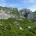 Blick vom Spitzigstein auf die Meglisalp und auf den östlichsten Teil der Rossmad<br />(im Hintergrund der Ostgipfel der Hängeten, die Altenalptürm und darunter der Steckenberg)