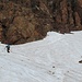 La neve ricopre ancora abbondantemente i resti del ghiacciaio Sella.<br />La traccia porta ad un intaglio dal quale si accede alla parete sud