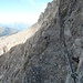 Der abenteuerliche und abwechslungsreiche Liechtensteiner Höhenweg quert ausgesetzt und seilversichert eine steile Felswand Richtung Schwarzer Sattel.