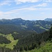 Blick über die Alp Chromatta zum Hohgant und Brienzergrat