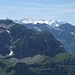 Das Berner Oberland - im Hintergrund - vom Brisengipfel. Vom Finsteraarhorn (ganz links) bis zum Eiger (ganz rechts)