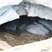 Gletschertor am Seitenrand des Gletschers