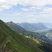 Aussicht vom Mäggisserenhorn zum Tschipperällehorn, Niesen, Thuner- und Brienzersee (v.l.n.r.)