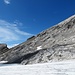 Der tiefste Punkt links ist das Furggeli. Gut sieht man den schuttigen Aufstieg vom Gletscher. Dann in der Bildmitte die markante Scharte vor der man den ersten Felsteil umgeht.