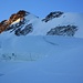 Wir sind auf 4000m beim Aufstieg auf die Gletscherebene der Satteltole. Weit oben leuchtet der Gipfel der Dufourspitze (4633,9m), doch der Weg dorthin ist noch weit!