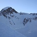 Aussicht vom Dufourspitze-Westgrat unterhalb P.4499m zur Zumsteinspitze, die mit 4563m der dritthöchste Gipfel der Schweiz ist.