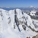 Blick über den Liskamm (links Ost 4527m; rechts West 4479m) - so etwas erlebt man nur auf der Dufourspitze (4633,9m) !<br /><br />Hinten ist der Mont Blanc (4810m) zu sehen, er ist der einzige Alpengipfel welcher die Dufourspitze überragt.