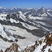 Aussicht von der Dufourspitze (4633,9m) nach Westen. Bis auf den Mont Blanc (4810m) erscheinen alle Berge kleiner, sogar das Matterhorn (4477,5m) ist nur noch ein kleiner Zacken.