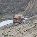 Die im Bau befindende neue Monte Rosahütte (2883m). <br /> <br />Die alte Hütte ist auf 2795m eigentlich für eine Tour zur Dufourspitze viel zu tief gelegen, wieso baut man dann die neue Hütte nur 100m weiter oben? Es gäbe auf 3360m (Obere Plattje) oder beim P.3827m viel geeignetere und höher gelegene Standorte! 