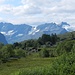 Richtung Westen erheben sich jenseits des Velledalen noch teilweise vergletscherte Spitzen der "Sunnmøre-Alpen".