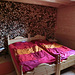 unser tolles Doppelzimmer mit intensivem Holzgeruch und Kirschkernkissen vor dem Schlafengehen (TOLL)