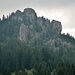 Beim Abstieg zur Ibergeregg sieht man zu den Felsen des Klettergartens.
