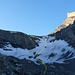 der Schwarzgletscher ist zum grössten Teil mit Schutt bedeckt, hier die Aufstiegsroute zum Zackengrat