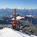 hinter dem Gipfelkreuz die Walliser 4000er