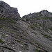 Aufstieg zum Schluchberg: Unter der Felswand links verläuft das obere Band, in der Bildmitte des untere. Das obere Band ist m.E. besser zu begehen, vor allem im Abstieg.