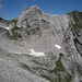 Geröllkessel, der Aufstieg zum Jöchlisattel führt mehr oder weniger direkt über das kleine Schneefeld hinauf (in der Bildmitte auf der rechten Seite)