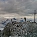 am Gipfel des Gschnitzer Tribulaun zwischen zwei Wolkenschichten