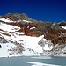 Schneespitze mit Eisschollen auf dem Gletschersee