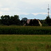 Flaches Land mit Bergkulisse