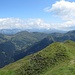 Blick vom Padasterkogel nach Südosten zu den grünen Bergen zwischen Gschnitztal und Obernberger Tal