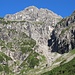 Eine gewaltige Schlucht spaltet das Massiv der Wilden - mit dem Kleinen Wilden (2306 m) darüber. Das Gipfelkreuz ist bei entsprechender Bildvergrößerung gut zu erkennen.