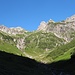 Liebliche Wiesen und schroffe Talflanken sind das Kennzeichen des hinteren Jochbachtales. Hoch droben das Ziel in Form des Hornbachjoches und der Jochspitze; rechts der Kleine Wilde.