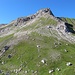 Es ist zwar möglich, die Jochspitze mühsam vom Hornbachjoch direkt anzugehen - besser ist es aber, auf deutlichem Steig nach links zum Südgrat zu queren und dort dann bequem zu  Gipfel anzusteigen.
