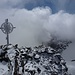 Überzuckertes Gipfelkreuz und Blick zum teilweise sehr spaltigen Feuersteingletscher