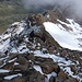 Der Abstiegsgrat: Relativ lose, aber nicht so heikel wie die schneebedeckten Platten unseres Aufstiegs.