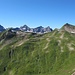 Südlich grüne Matten, sie kulminieren in Muttekopf (2284 m) und Rauheck (2384 m). Dahinter gucken die Berge um den Krottenkopf herüber.