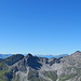 180° Gipfelpanorama von SO nach NW; am Horizont die Schweizer Berge ua. Oberhalbstein und Adula Alpen.