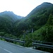 An der Strasse nach Fusio - Gut markierter Wanderweg zur Brücke hinunter. Links Val Cocco, rechts Val Serenello