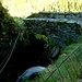 Eindrückliche alte Steinbrücke oberhalb Ovi - schätzungsweise 10m in der Tiefe brescht der Ri da Sernel in die Tiefe