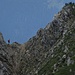 Eine Bergwanderin an der Scharte vor dem Aufschwung zur Dreierspitze. Lustigerweise war heute noch dieses Paar am Grat unterwegs, immer knapp 20min hinter mir.