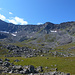 Dal Mont Glacier al Col d'Etsely: il sentiero passa dietro la cresta poi scende sulla destra.