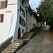 steiler Weg hoch zum Schloss in Erlach